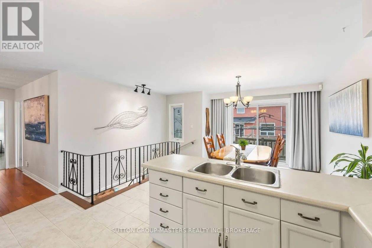 984 AMBLESIDE CRESCENT