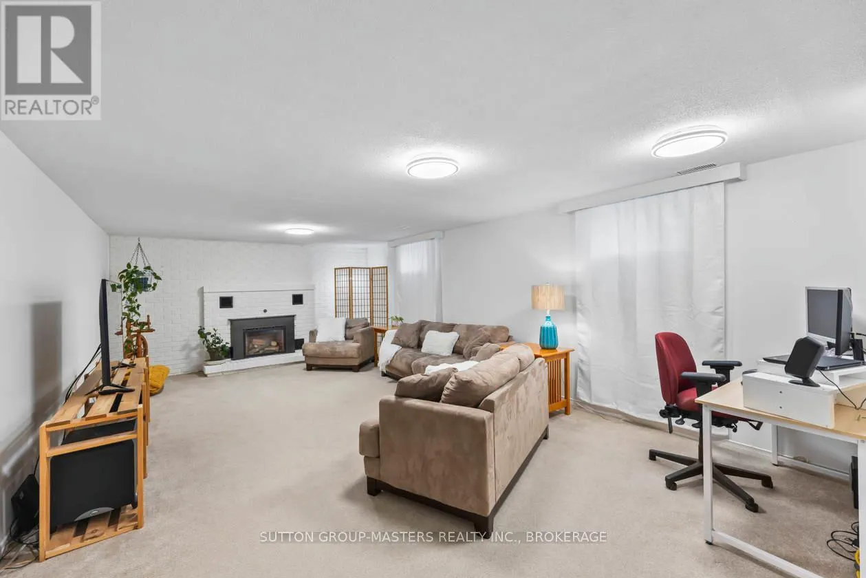 984 AMBLESIDE CRESCENT