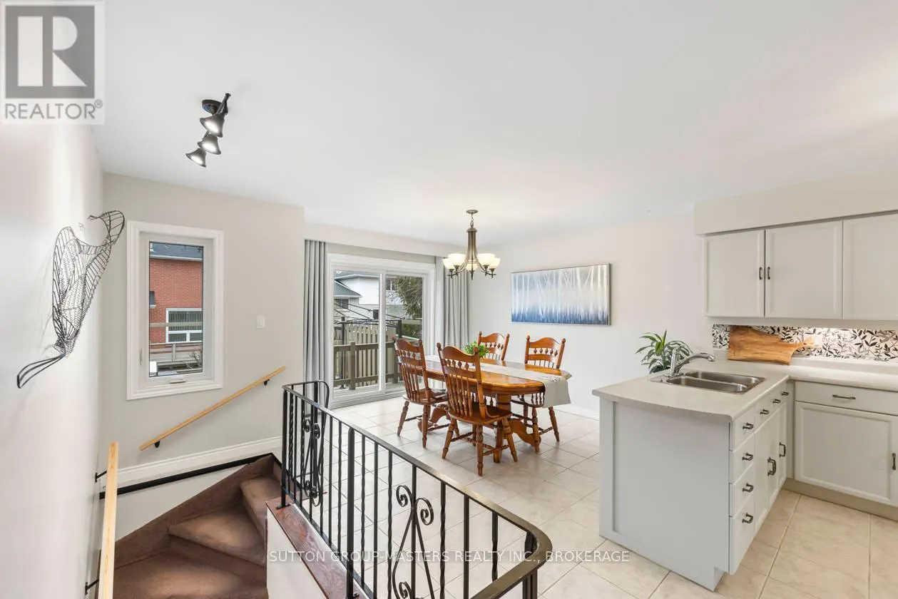 984 AMBLESIDE CRESCENT