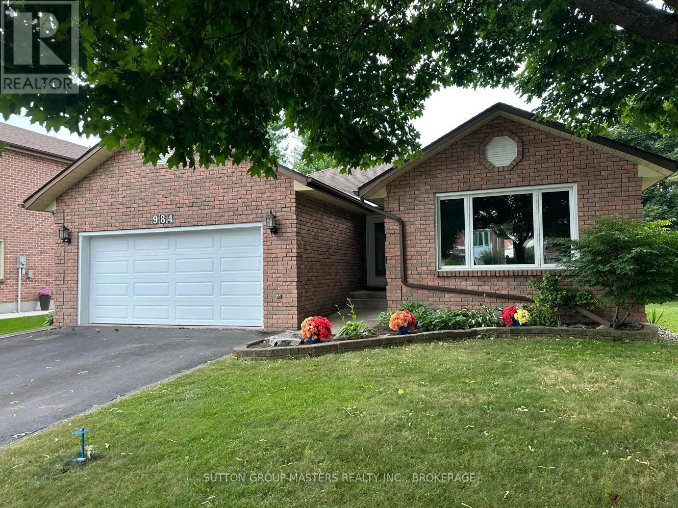 984 AMBLESIDE CRESCENT