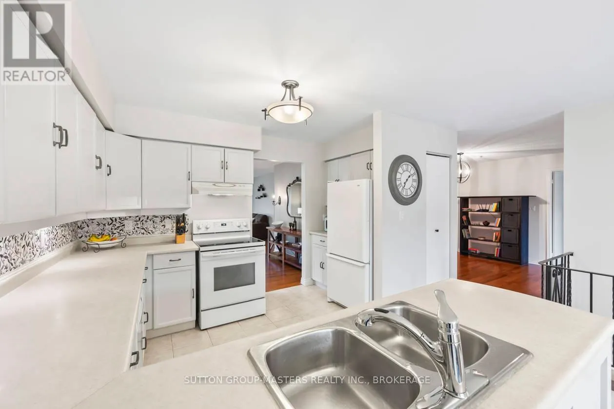 984 AMBLESIDE CRESCENT