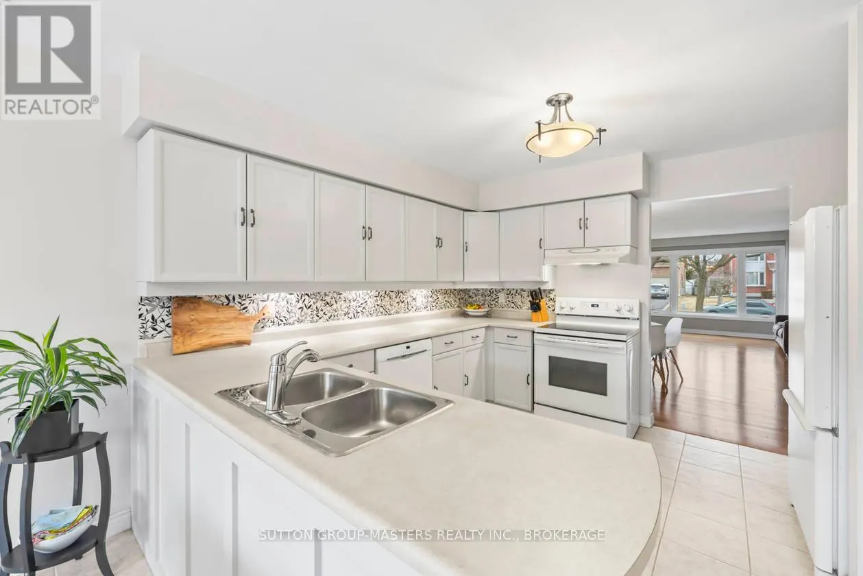 984 AMBLESIDE CRESCENT