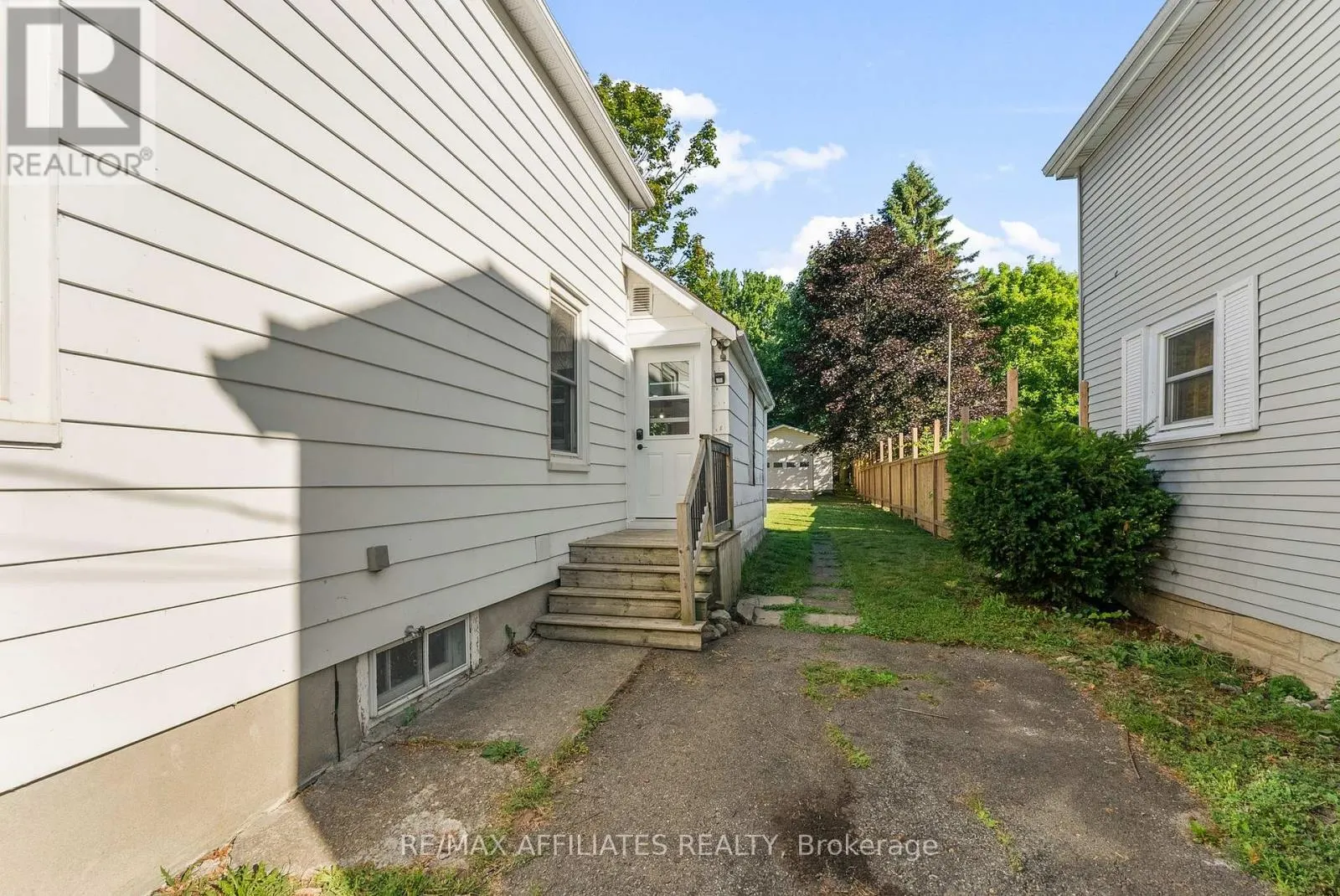 416 DIBBLE STREET E