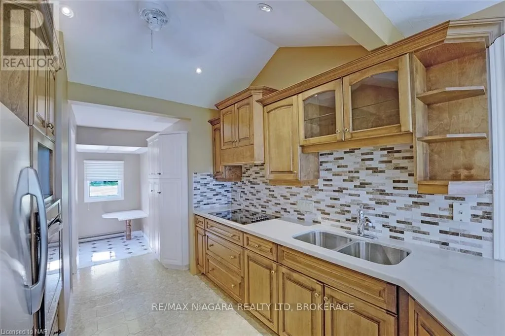 4446 LAKESIDE DRIVE