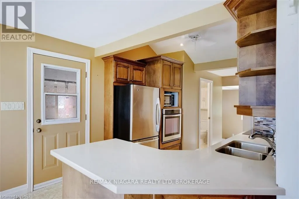 4446 LAKESIDE DRIVE