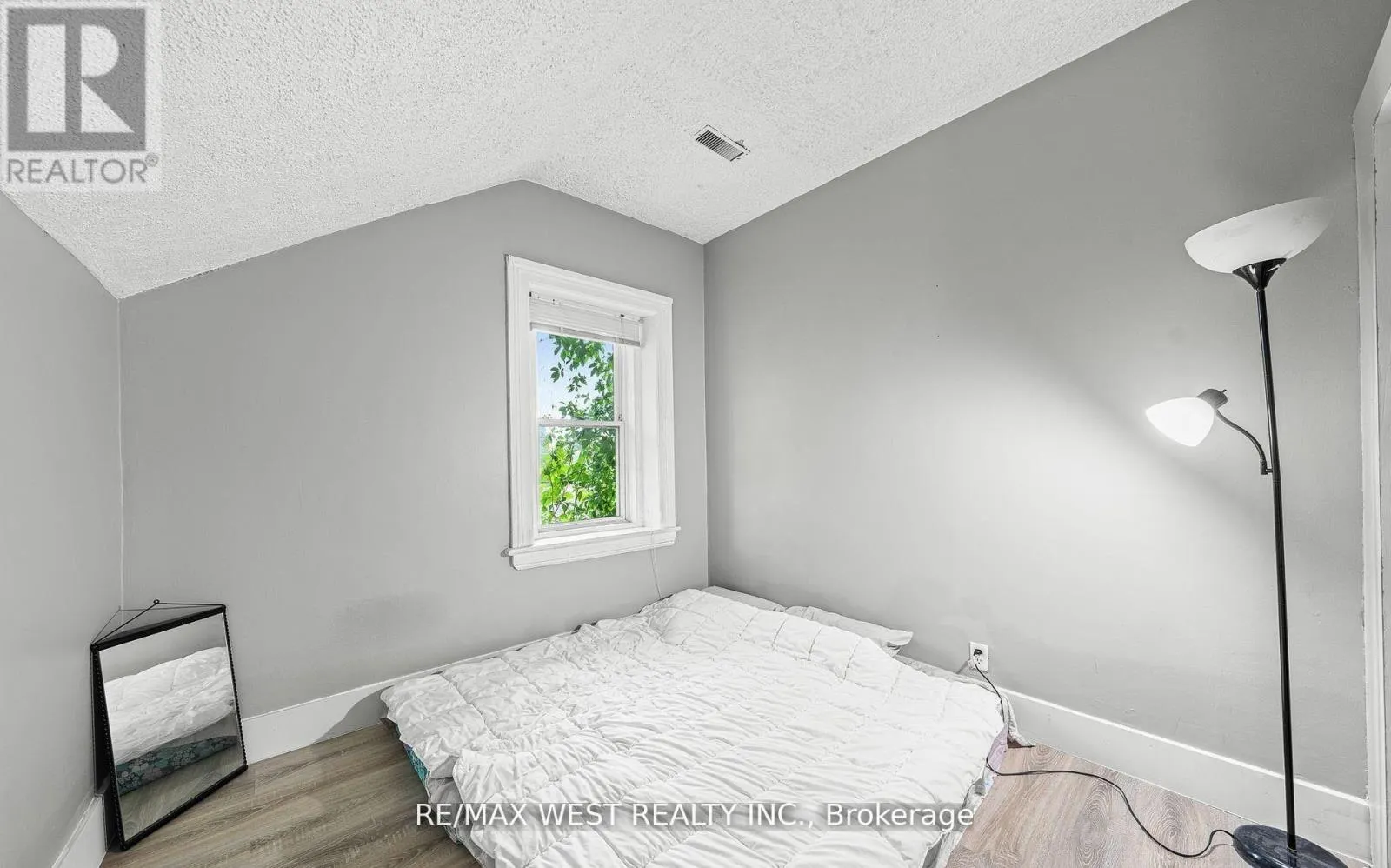 58 BROOK STREET E