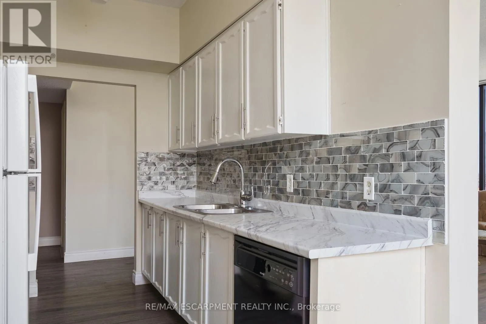 2203 - 75 QUEEN STREET N