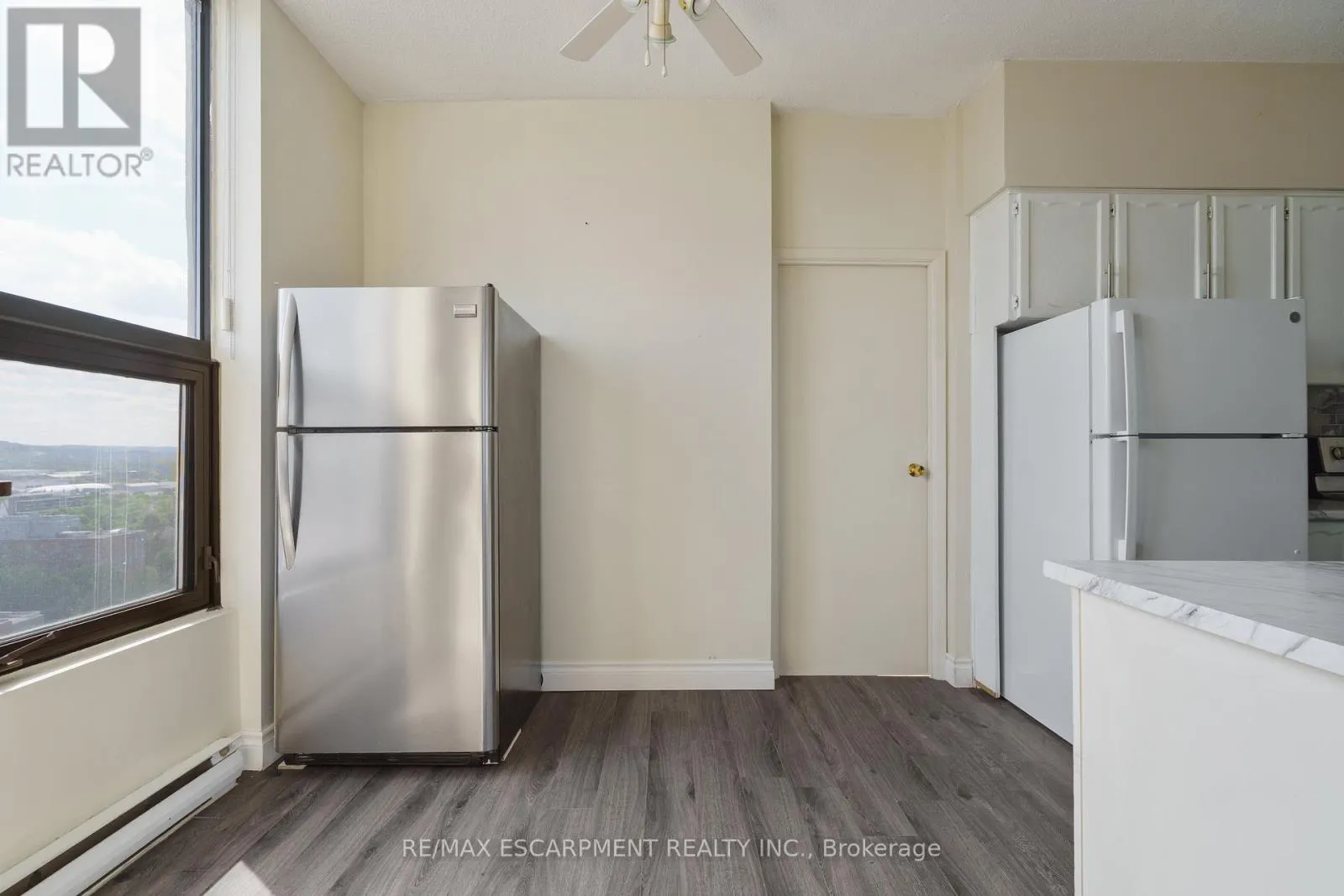 2203 - 75 QUEEN STREET N