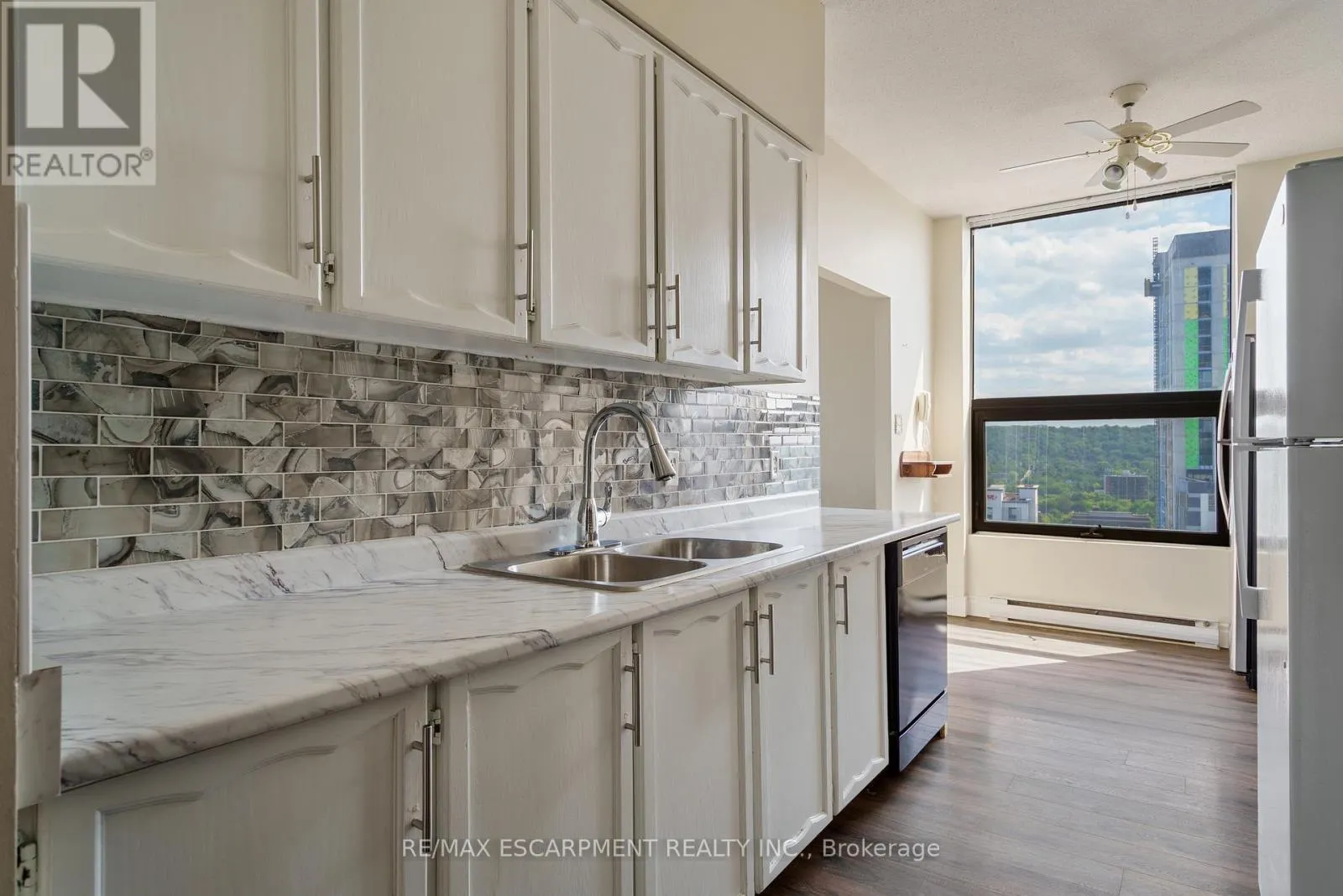 2203 - 75 QUEEN STREET N