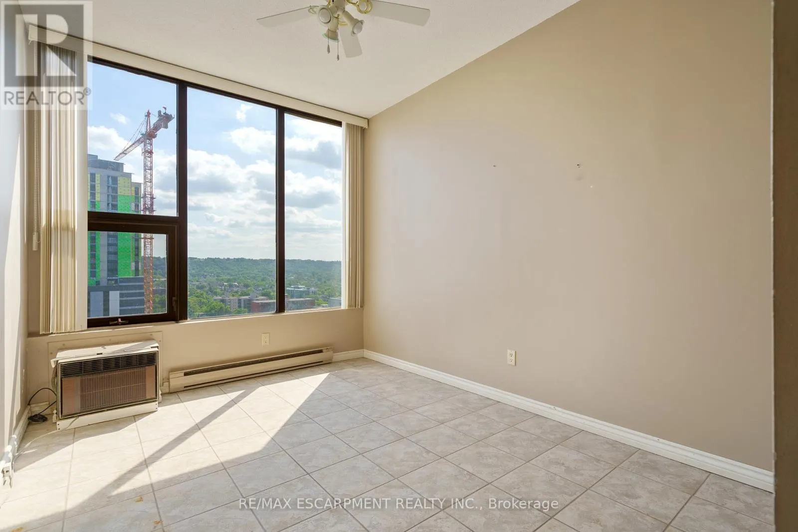 2203 - 75 QUEEN STREET N