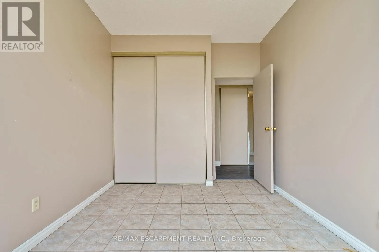2203 - 75 QUEEN STREET N