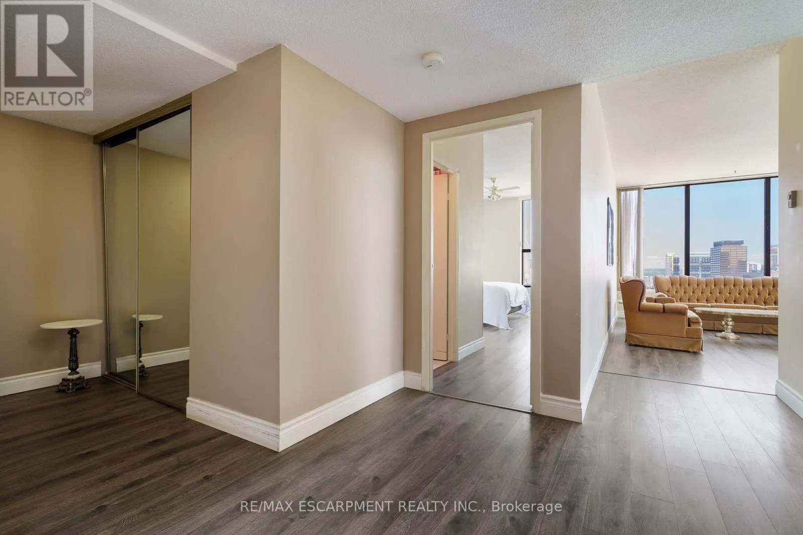 2203 - 75 QUEEN STREET N