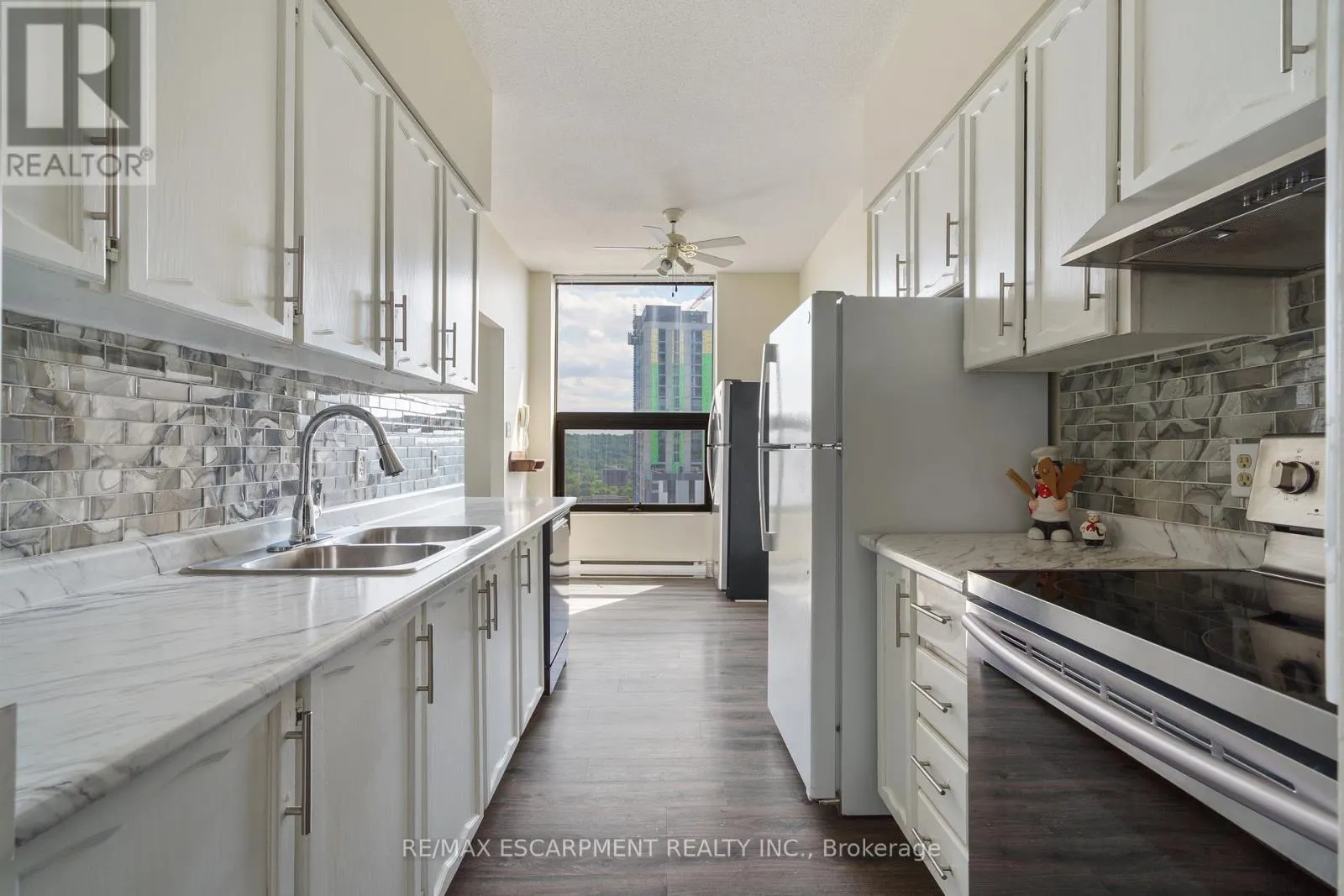 2203 - 75 QUEEN STREET N