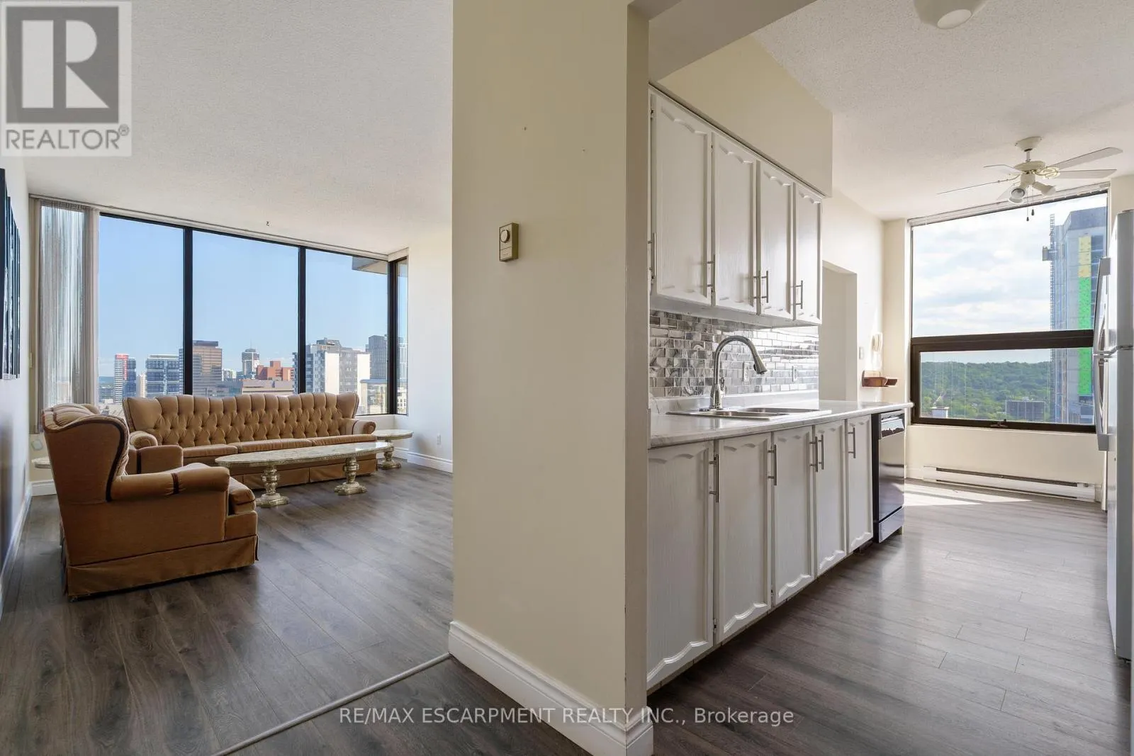 2203 - 75 QUEEN STREET N