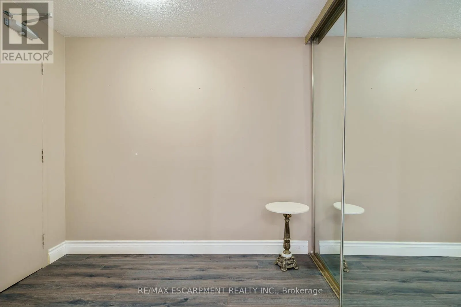 2203 - 75 QUEEN STREET N