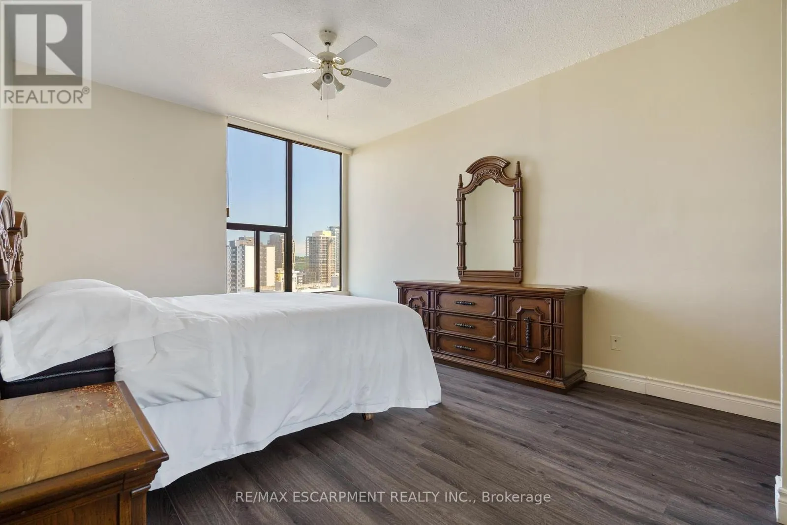 2203 - 75 QUEEN STREET N