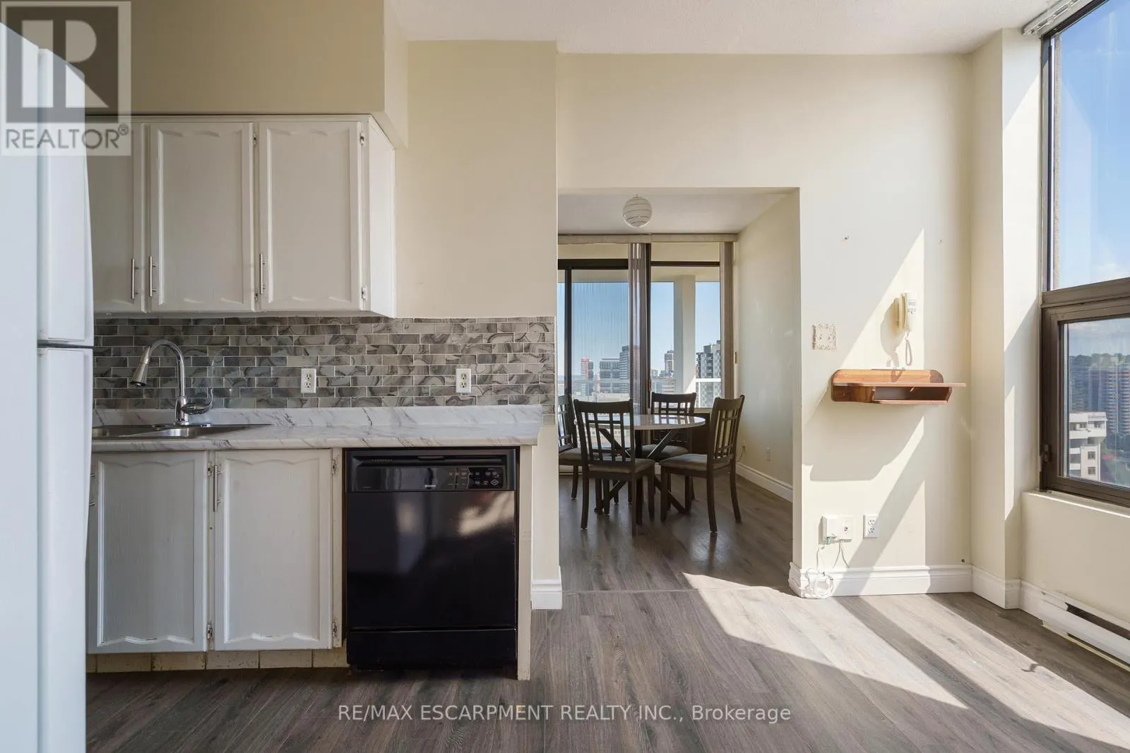2203 - 75 QUEEN STREET N