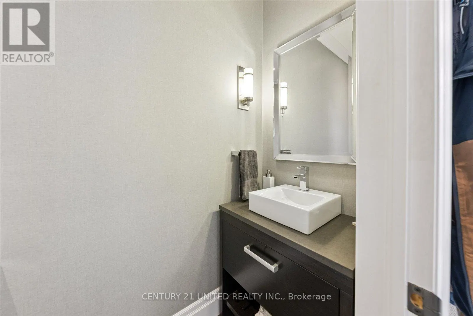 155 - 301 CARNEGIE AVENUE, #155