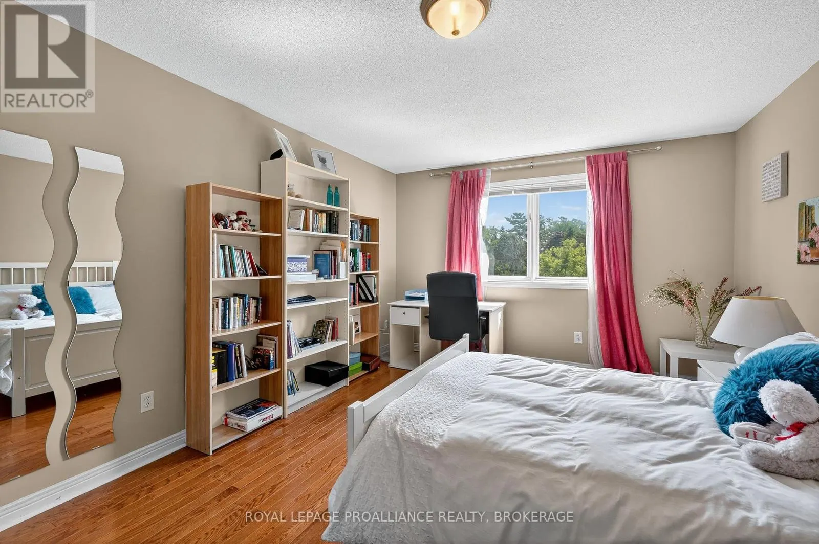 1098 CAITLIN CRESCENT