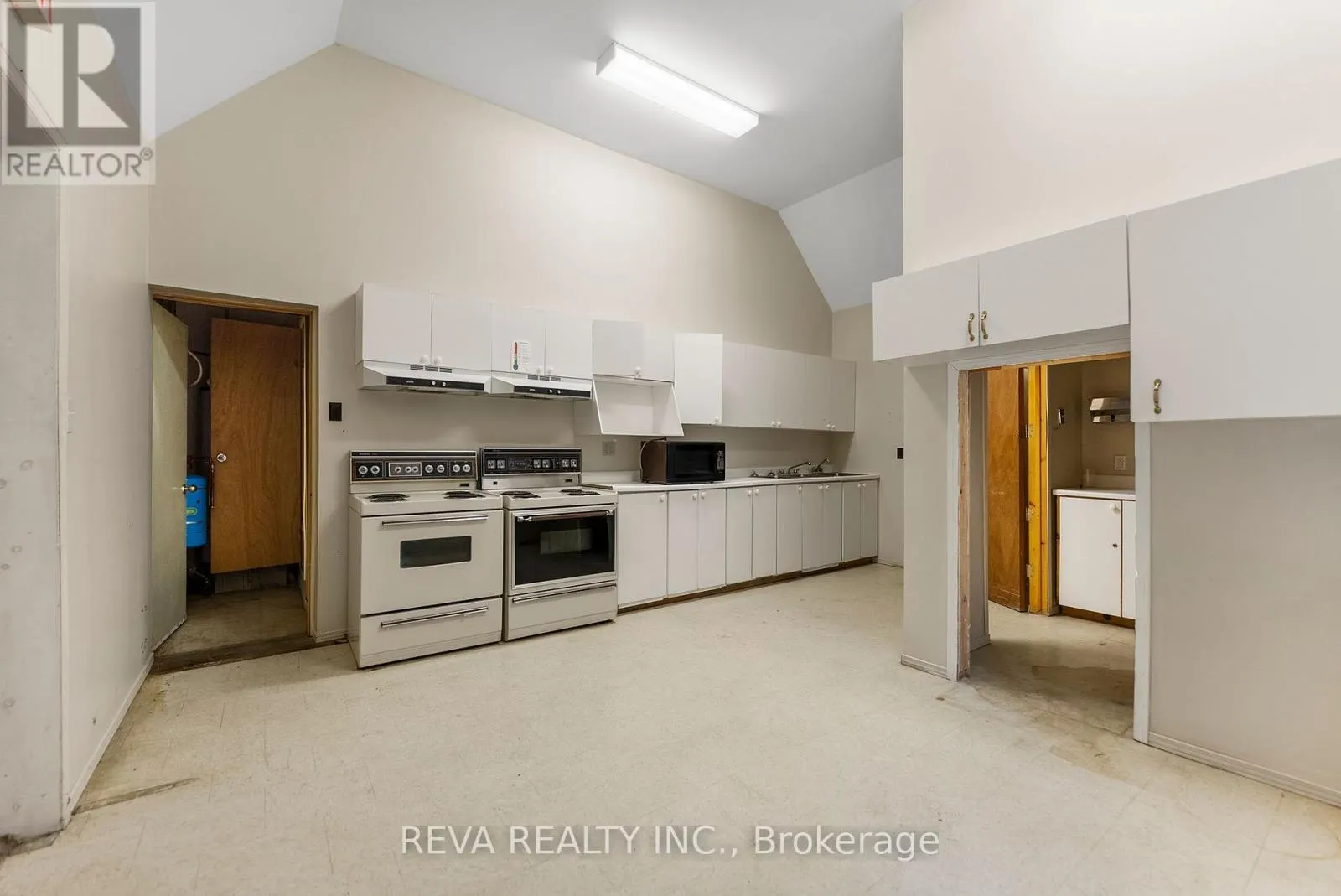 786 CENTREVIEW ROAD