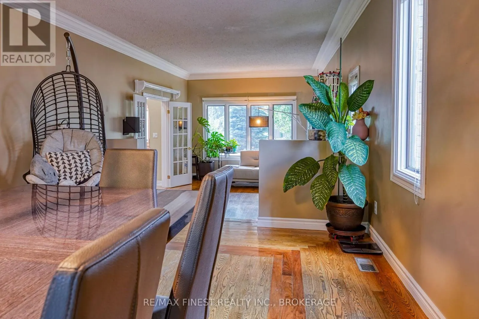 1082 CAITLIN CRESCENT