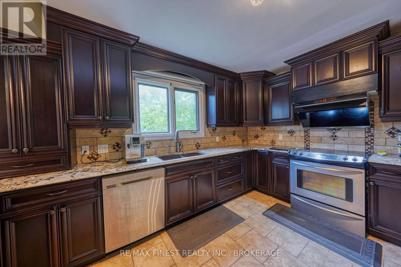 1082 CAITLIN CRESCENT