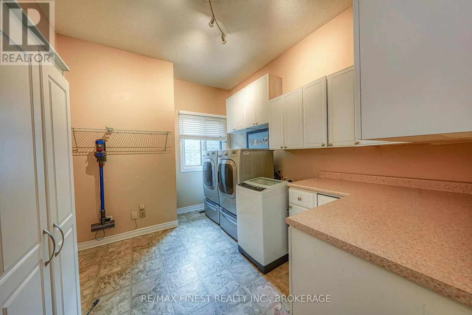 1082 CAITLIN CRESCENT