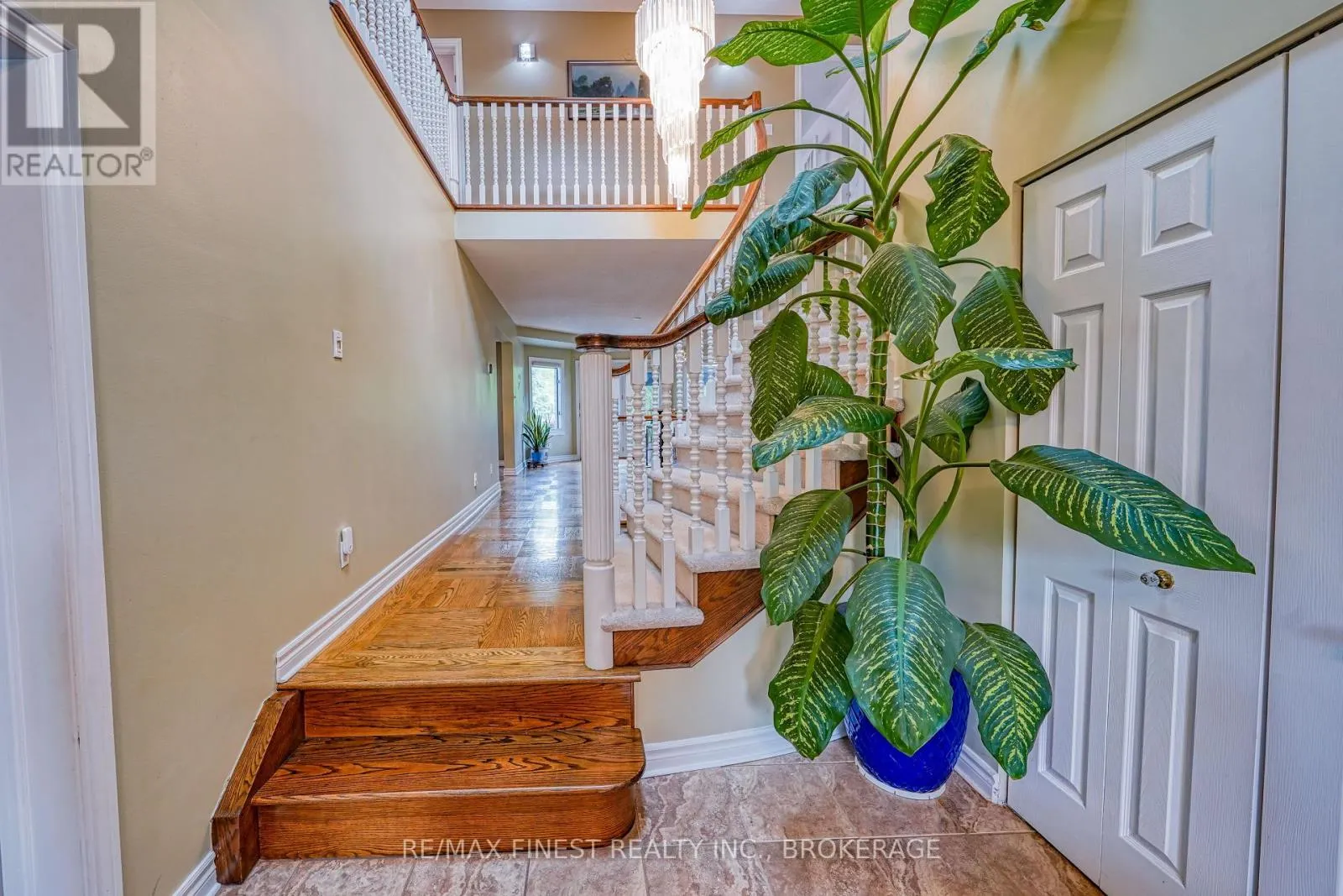 1082 CAITLIN CRESCENT