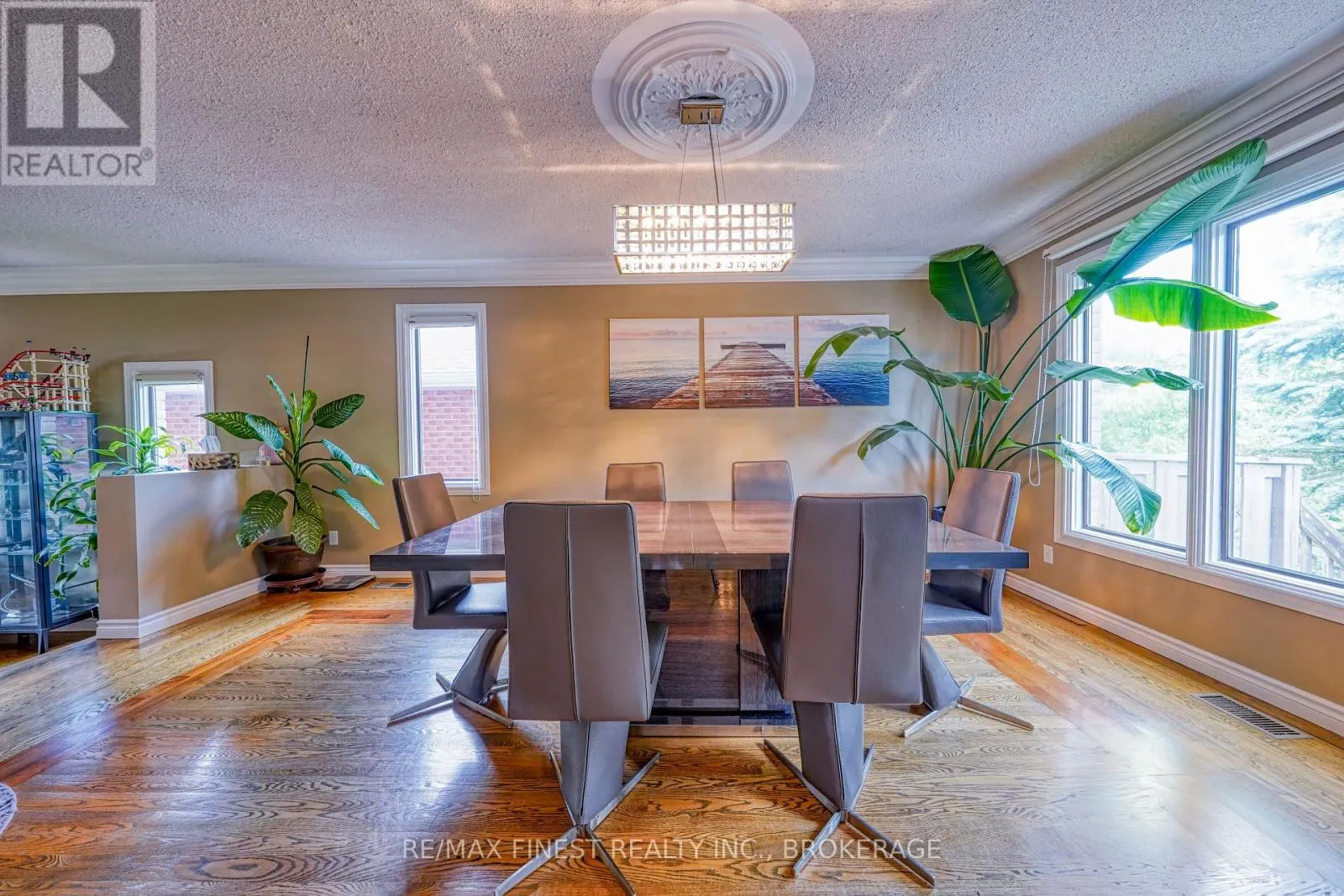1082 CAITLIN CRESCENT