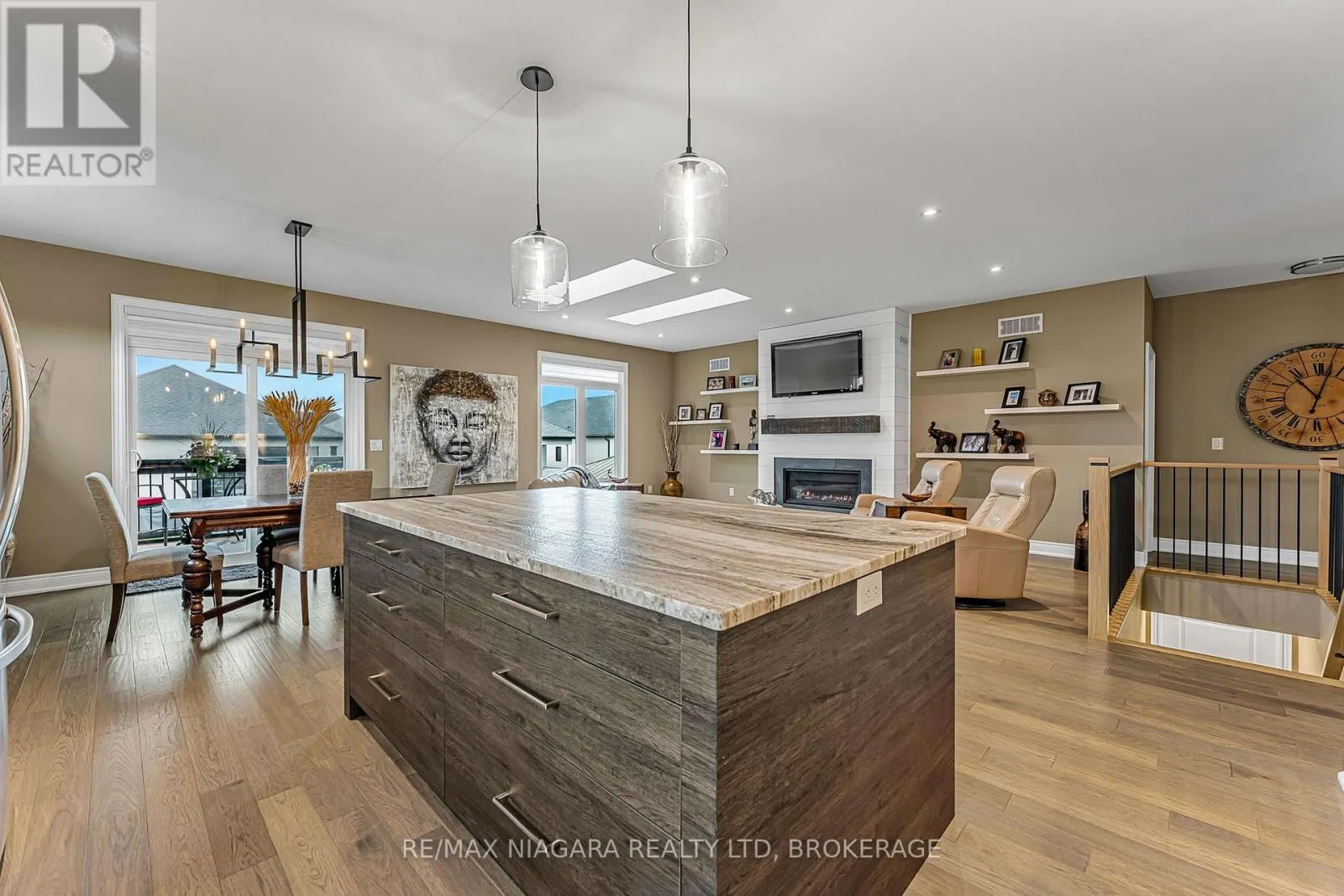 24 PROSPECT POINT ROAD N