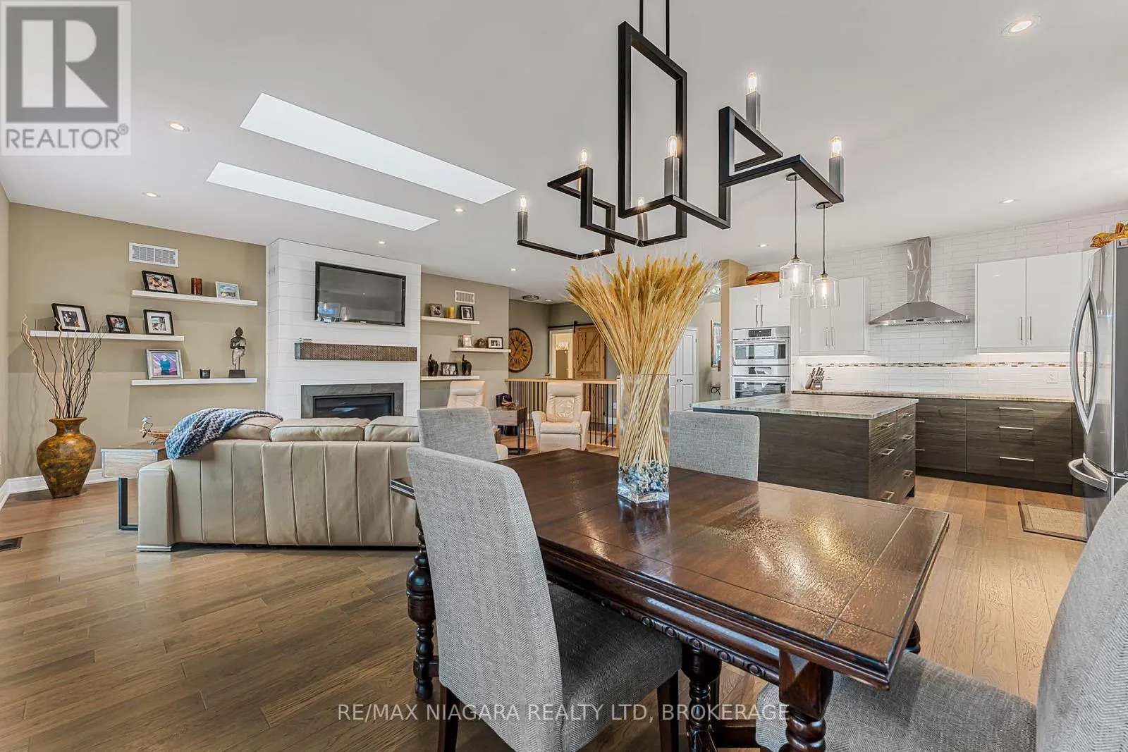 24 PROSPECT POINT ROAD N