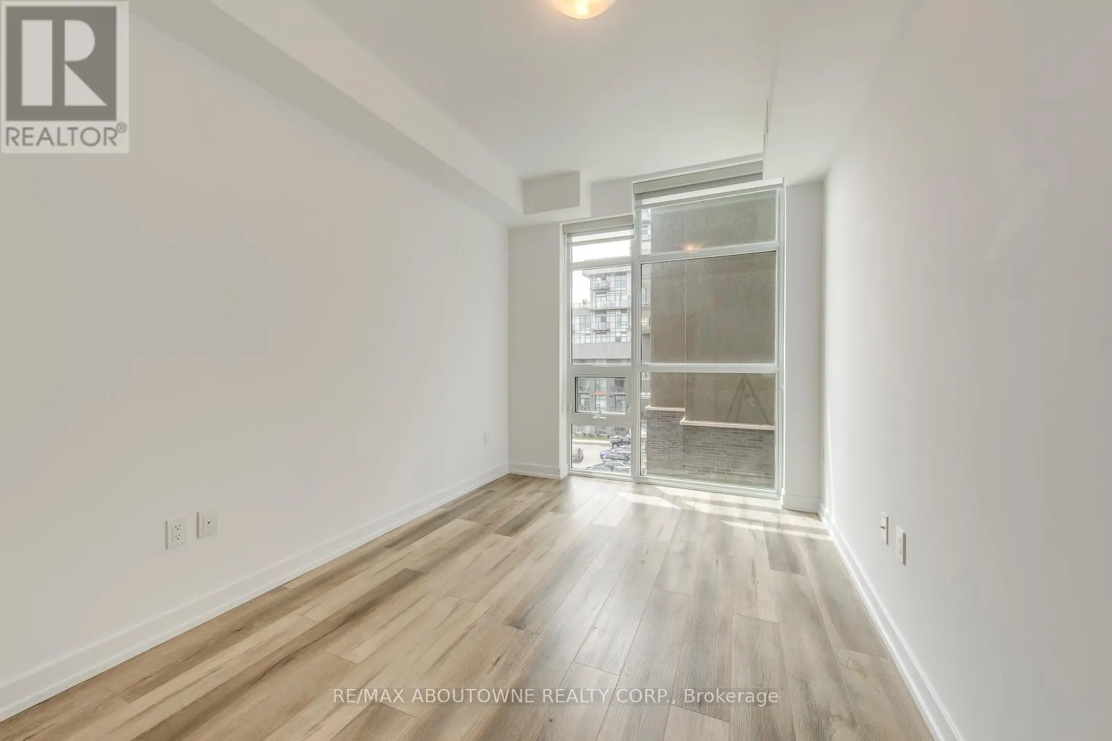 429 - 470 DUNDAS STREET E