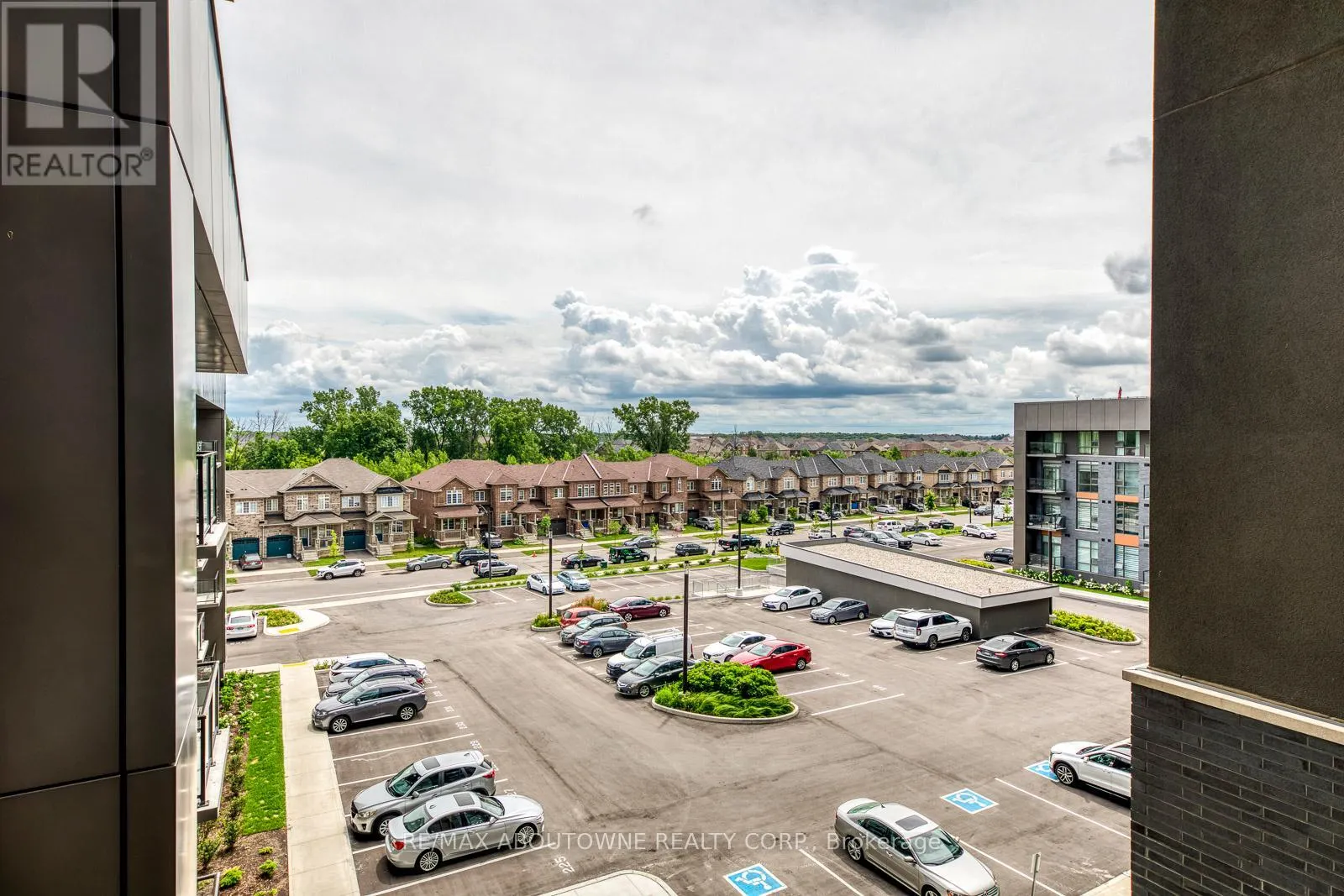 429 - 470 DUNDAS STREET E