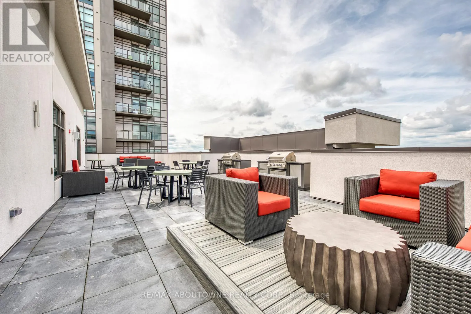 429 - 470 DUNDAS STREET E