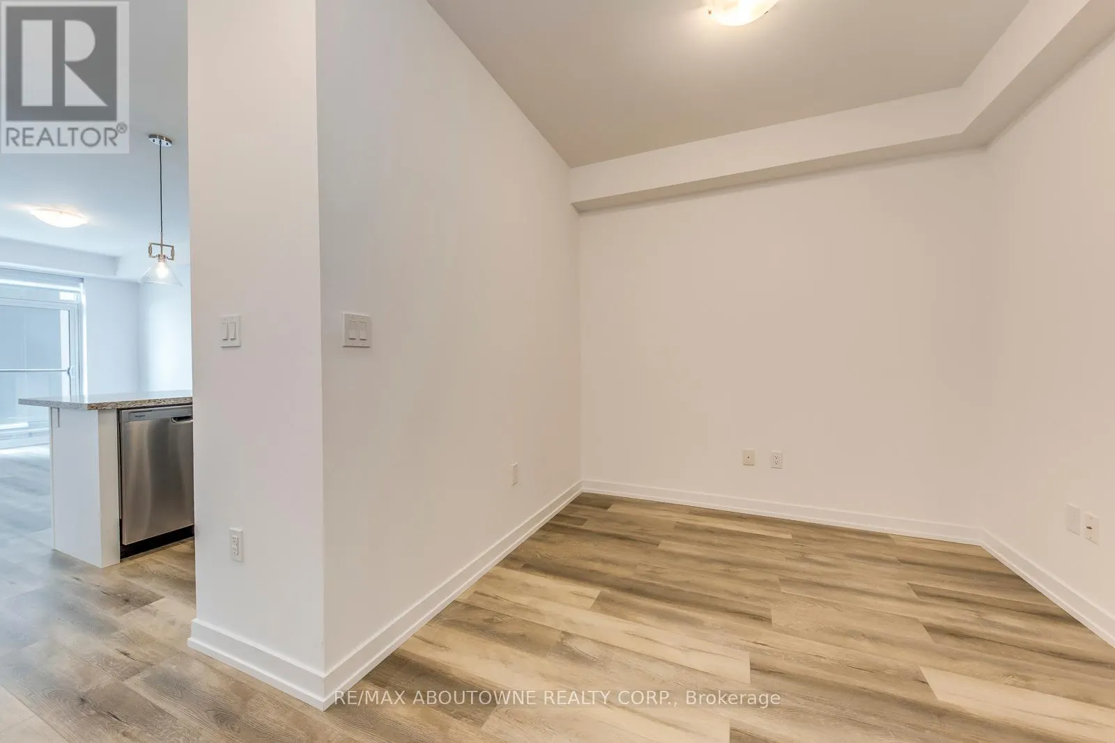 429 - 470 DUNDAS STREET E