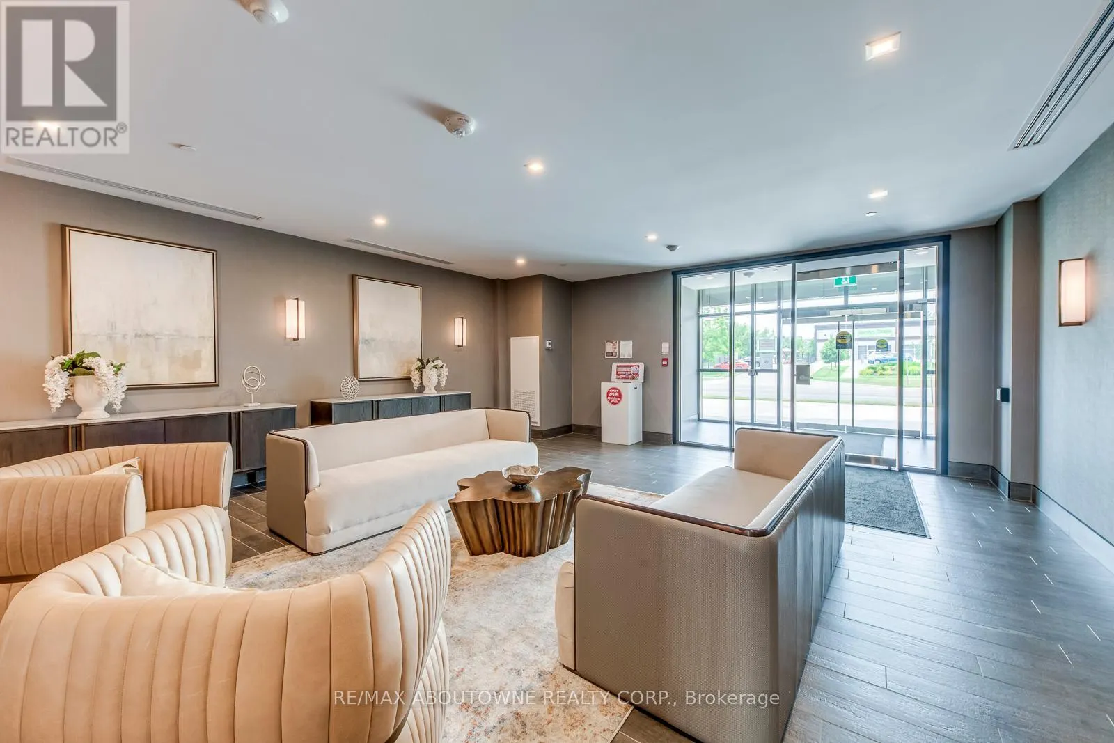429 - 470 DUNDAS STREET E