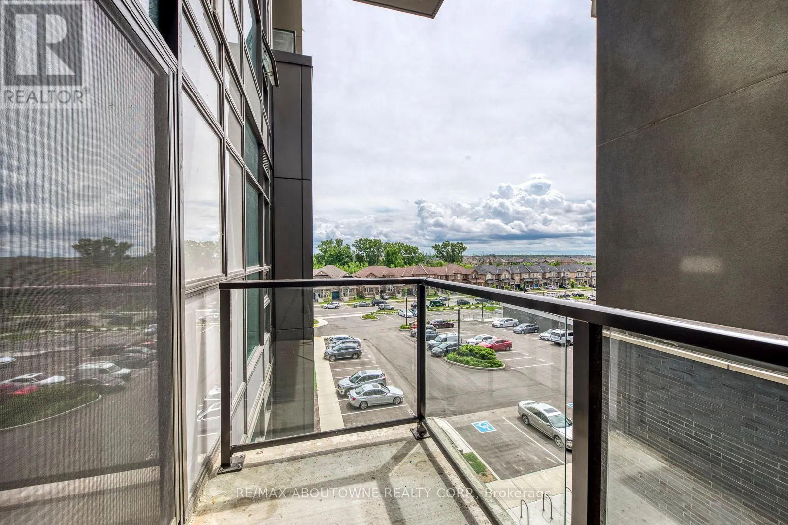 429 - 470 DUNDAS STREET E