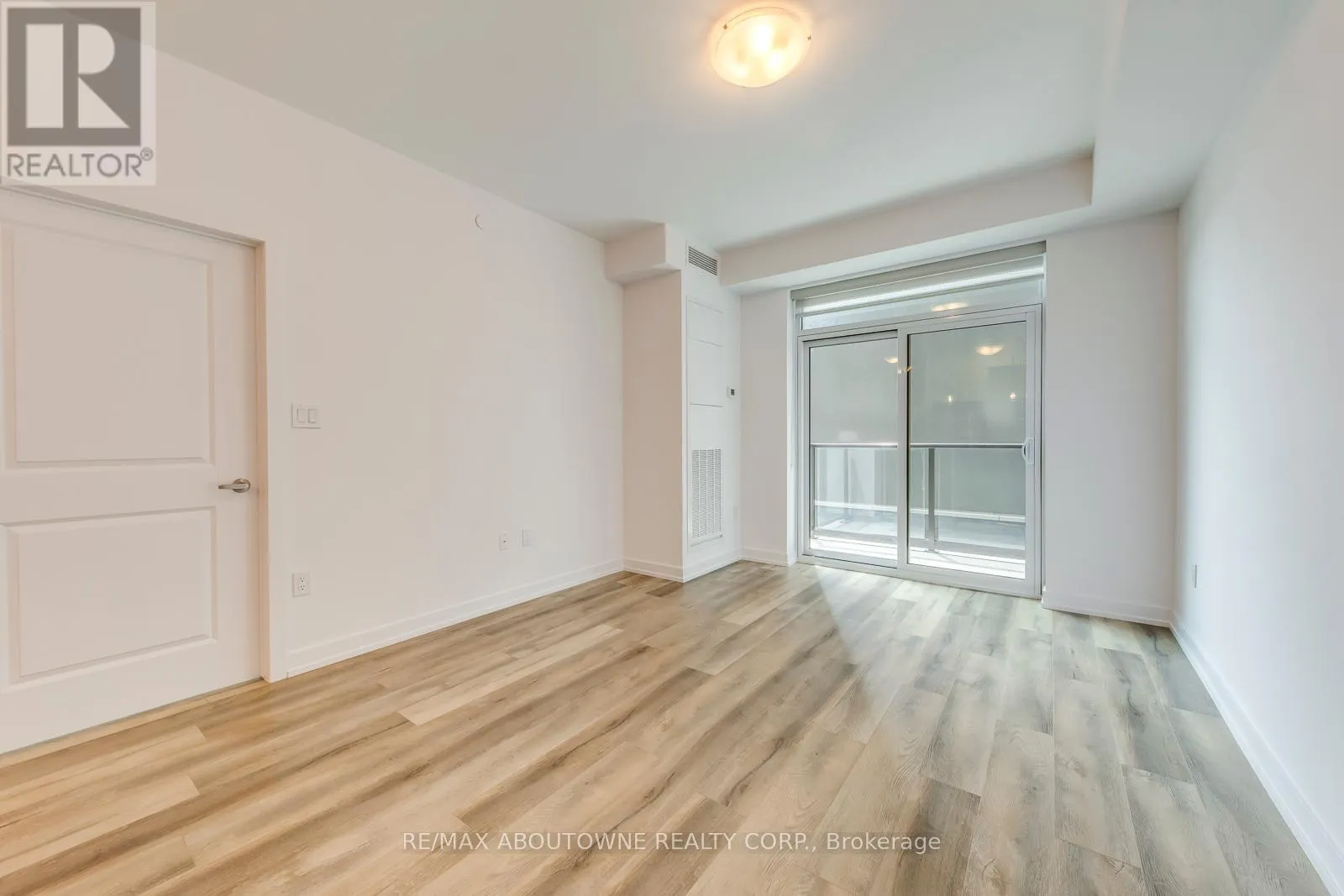 429 - 470 DUNDAS STREET E