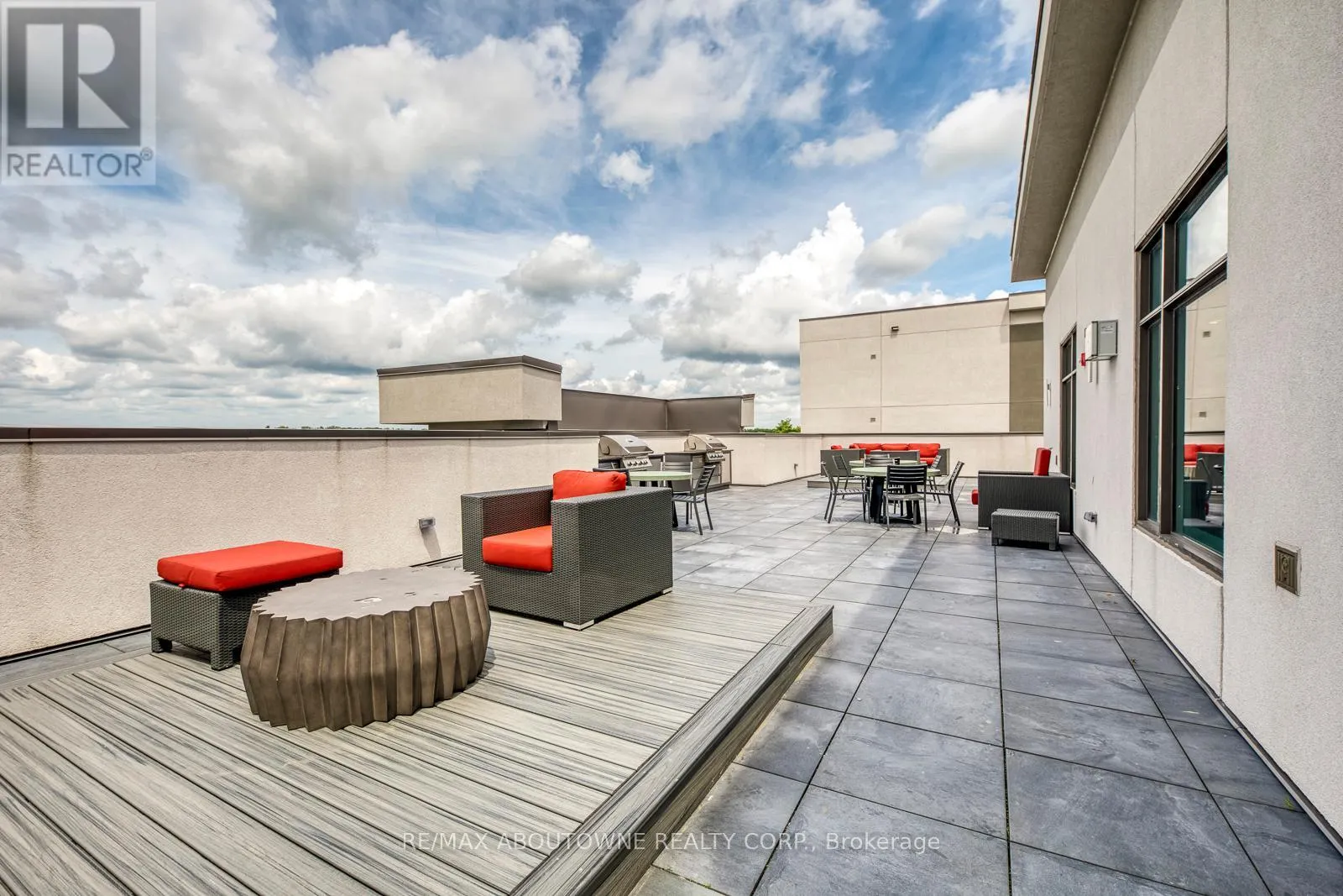 429 - 470 DUNDAS STREET E