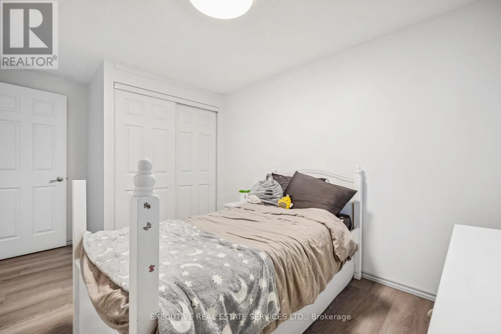 22 - 100 BLUEVALE STREET N