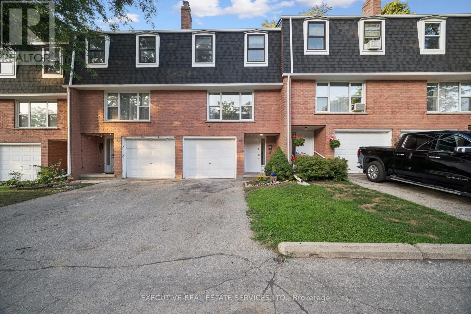 22 - 100 BLUEVALE STREET N
