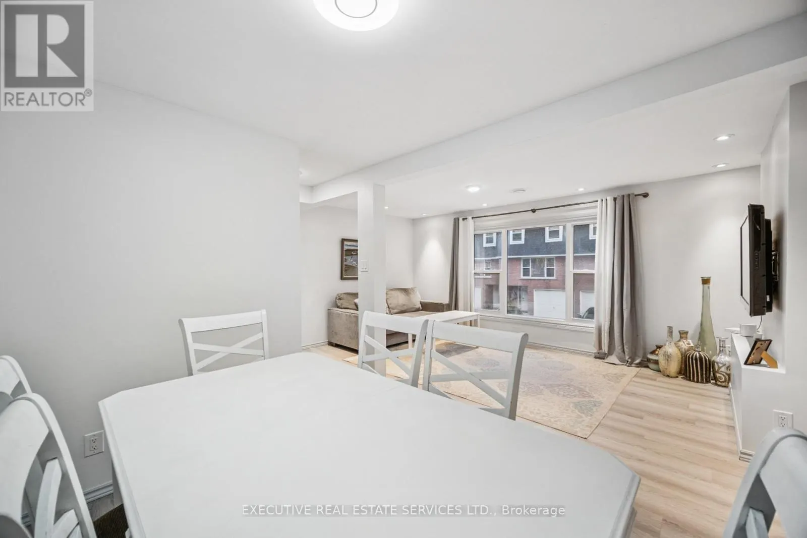 22 - 100 BLUEVALE STREET N
