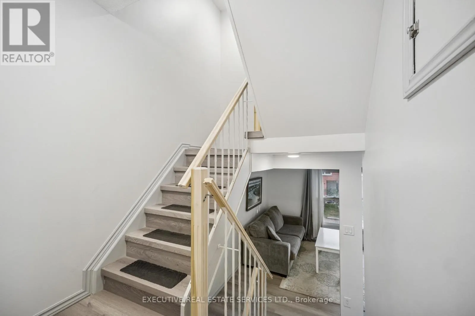 22 - 100 BLUEVALE STREET N
