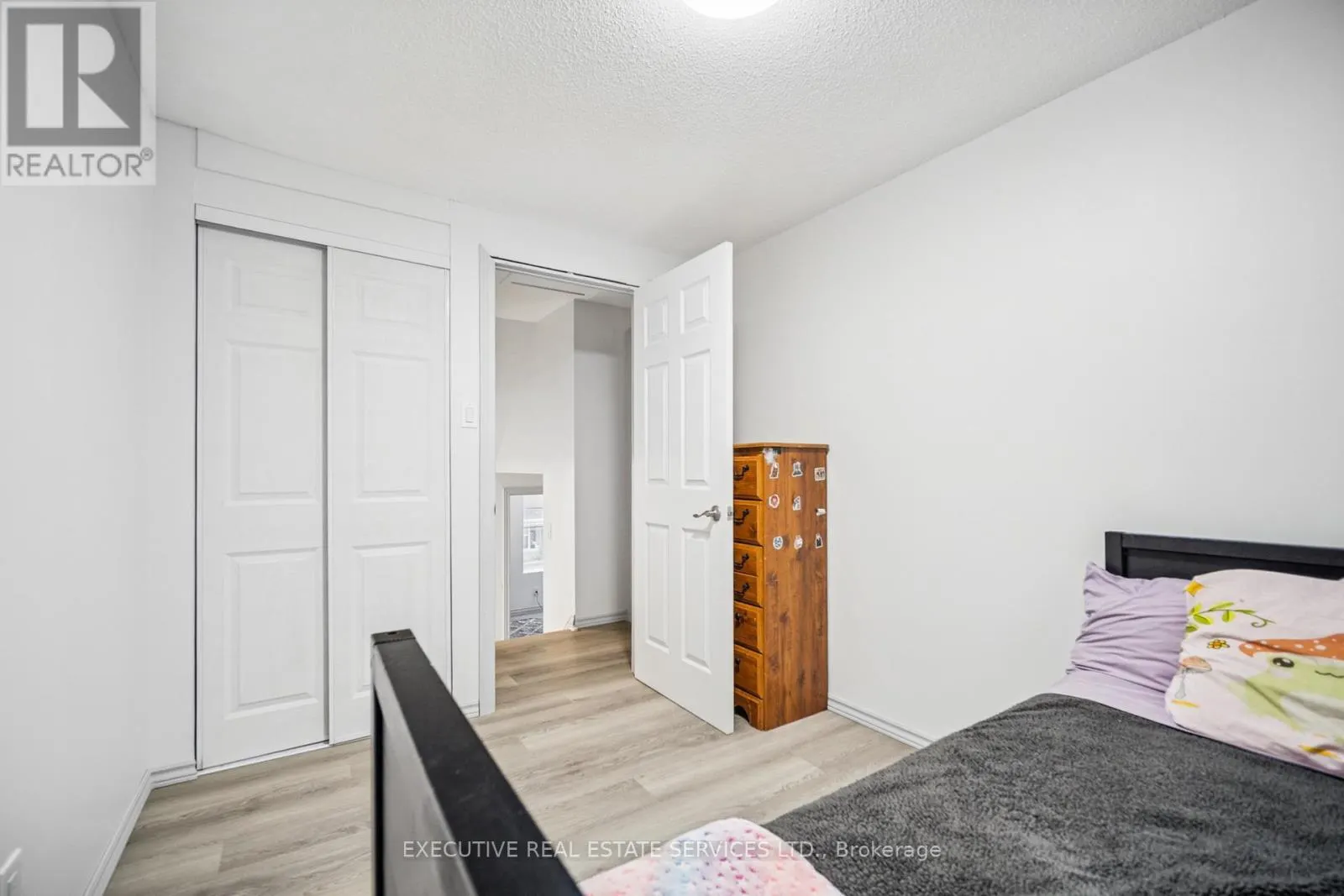 22 - 100 BLUEVALE STREET N