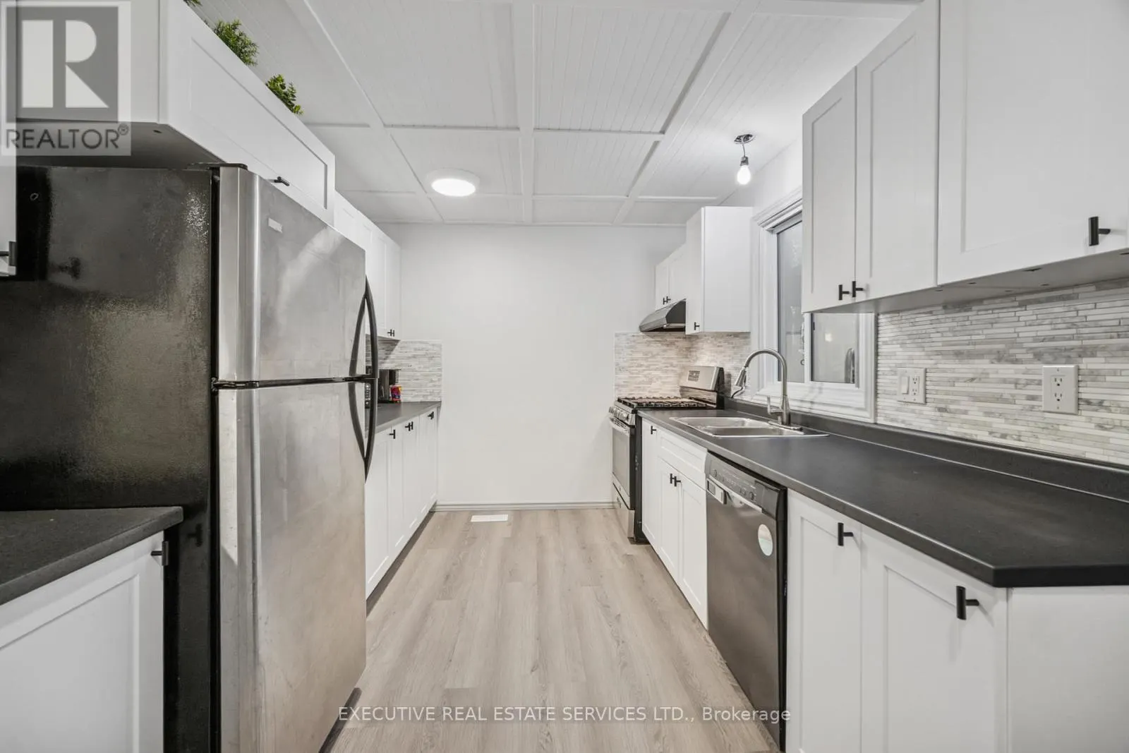 22 - 100 BLUEVALE STREET N