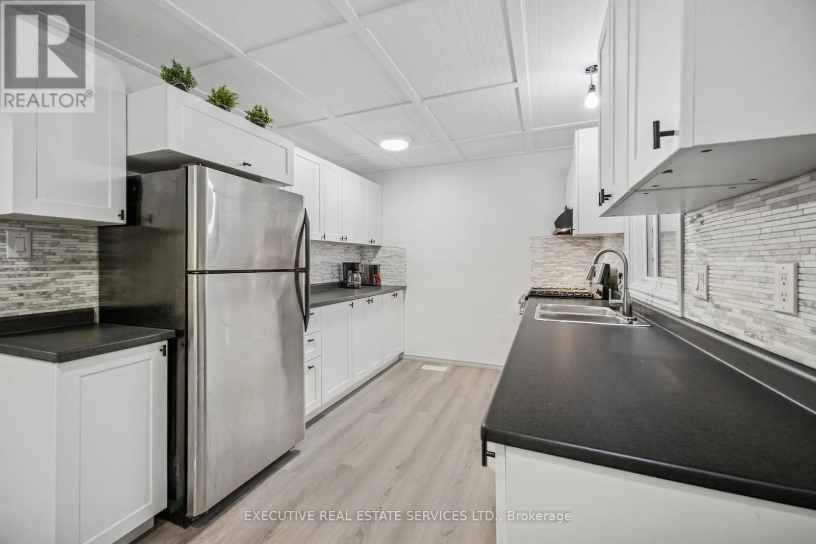 22 - 100 BLUEVALE STREET N