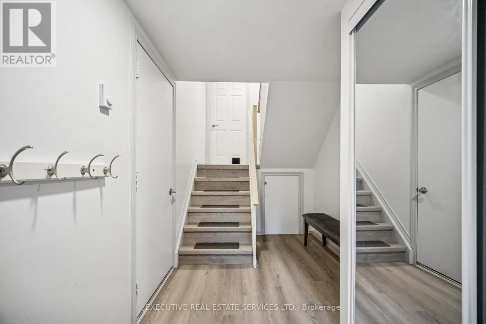 22 - 100 BLUEVALE STREET N