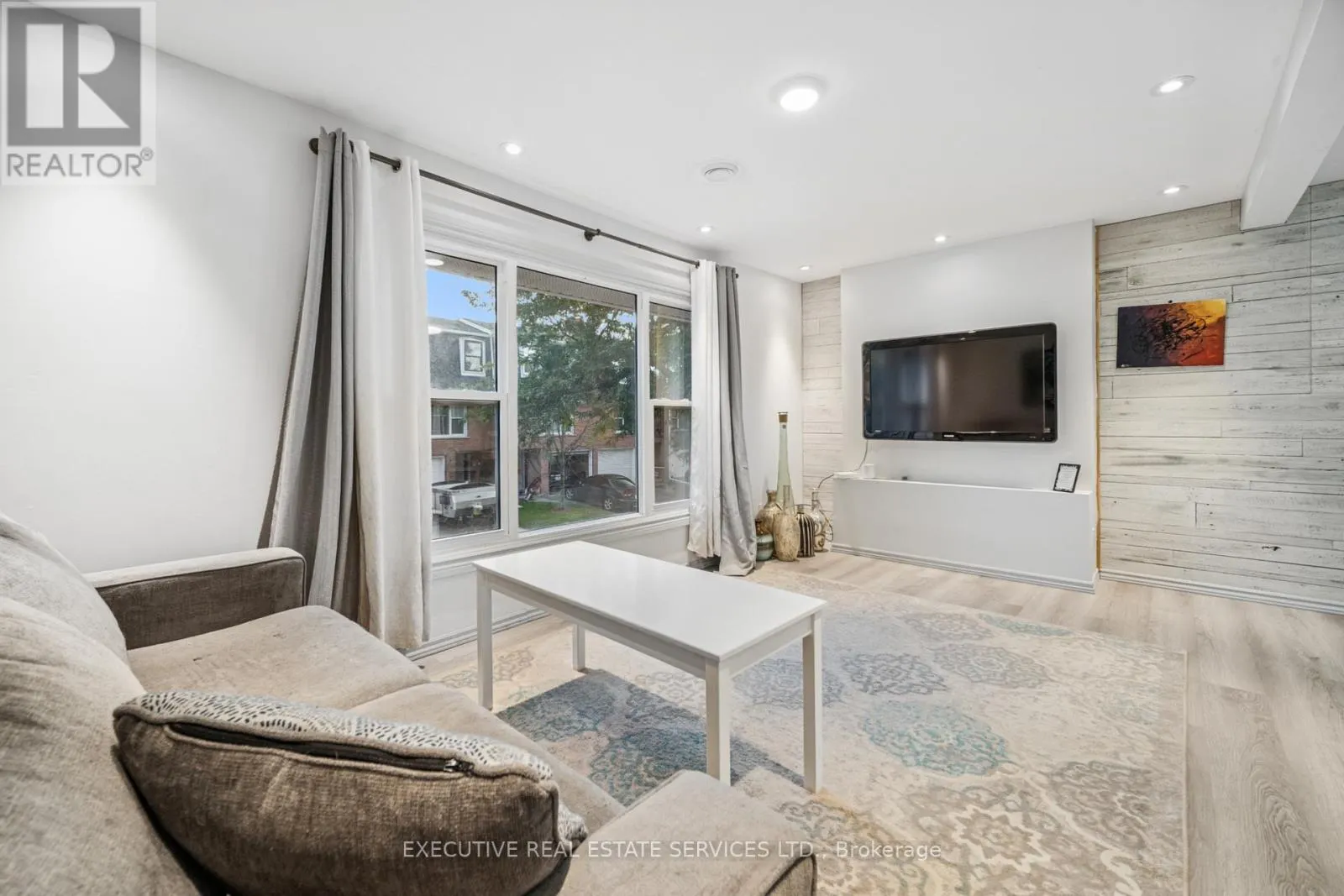 22 - 100 BLUEVALE STREET N