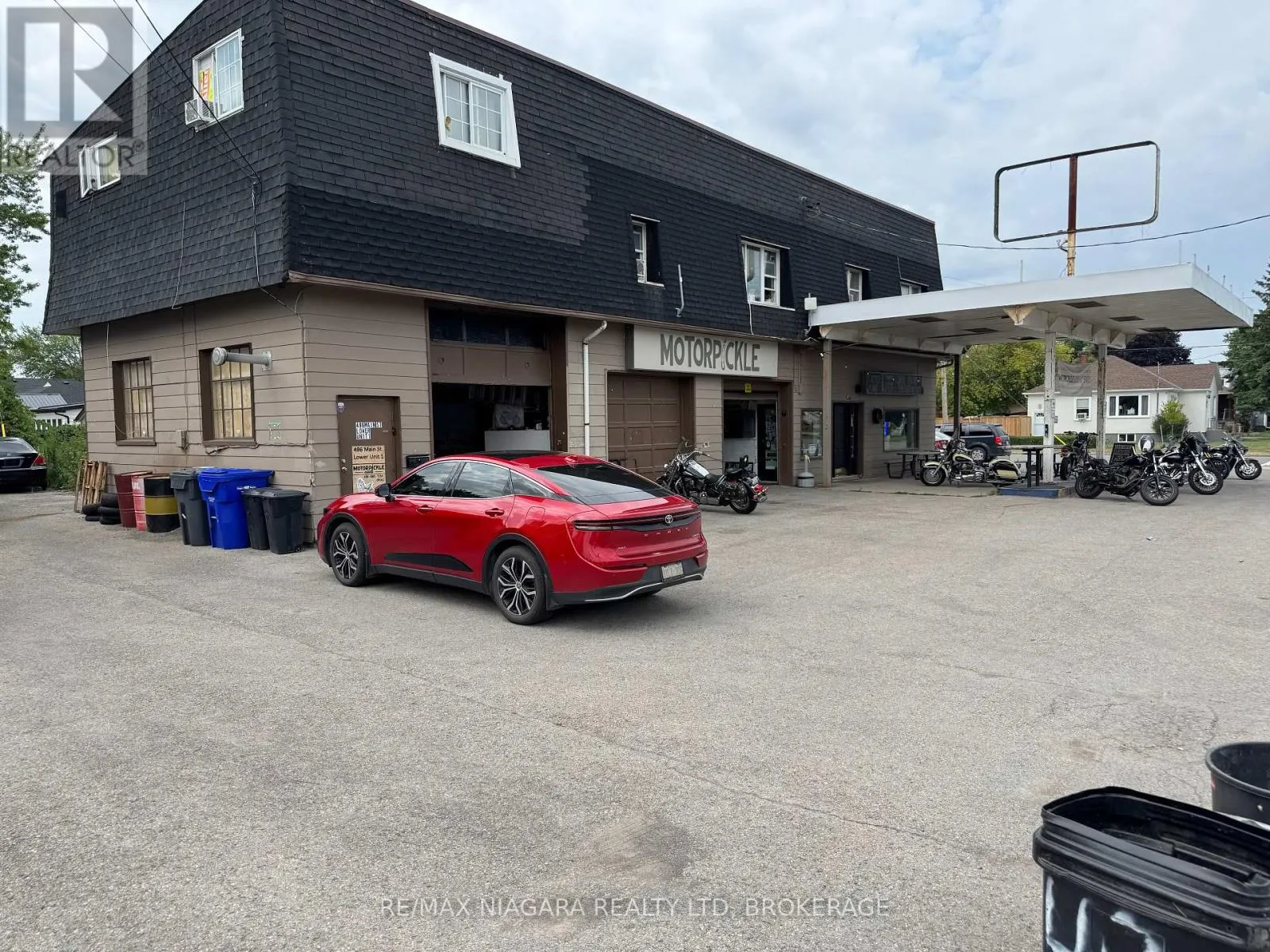 496 MAIN STREET W