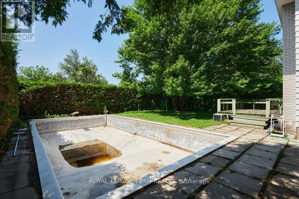 16 KEEWATIN CRESCENT